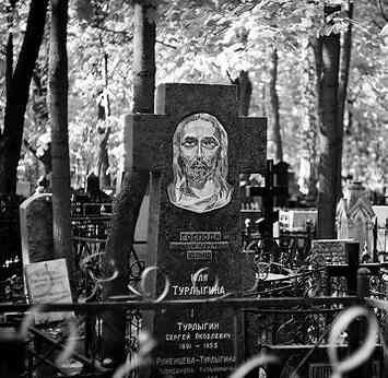 Иллюстрация к книге — Музеи смерти. Парижские и московские кладбища [i_189.jpg]