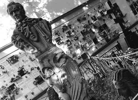 Иллюстрация к книге — Музеи смерти. Парижские и московские кладбища [i_219.jpg]