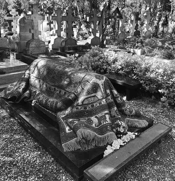 Иллюстрация к книге — Музеи смерти. Парижские и московские кладбища [i_230.jpg]