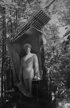 Иллюстрация к книге — Музеи смерти. Парижские и московские кладбища [i_264.jpg]