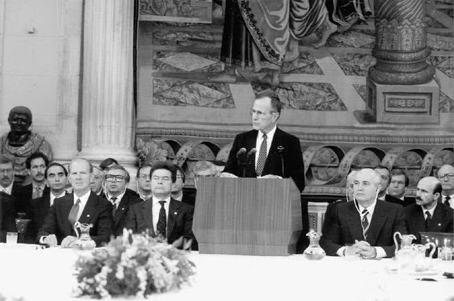 Иллюстрация к книге — Невидимая сила. Как работает американская дипломатия [i_043.jpg]