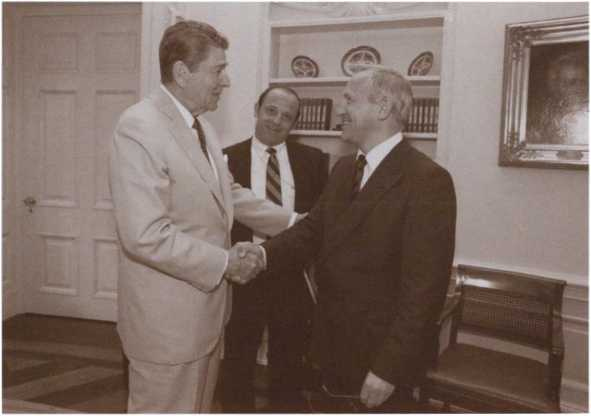 Иллюстрация к книге — Рейган [i_042.jpg]