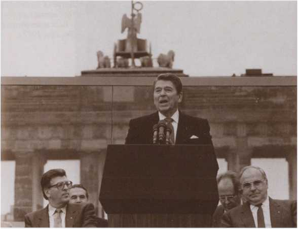 Иллюстрация к книге — Рейган [i_047.jpg]