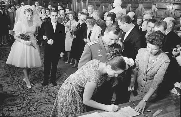 Иллюстрация к книге — Свято место пусто не бывает: история советского атеизма [b00000686.jpg]