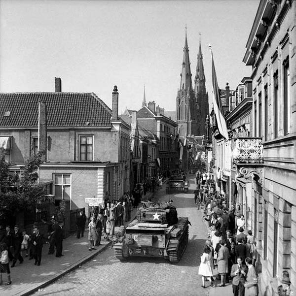 Иллюстрация к книге — Крейсерский танк Mk.VIII «Кромвель». На острие королевского меча [i_100.jpg]