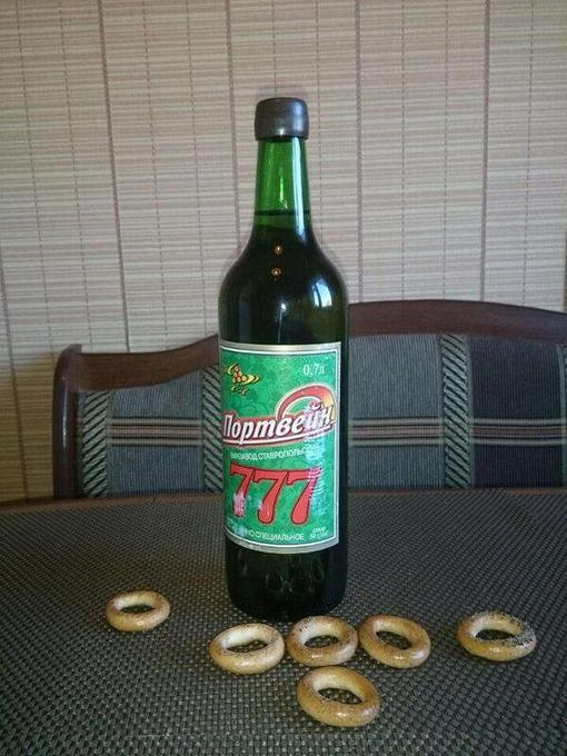 Иллюстрация к книге — Мяч круглый, поле скользкое [i_003.jpg]