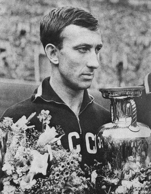 Иллюстрация к книге — Мяч круглый, поле скользкое [i_004.jpg]