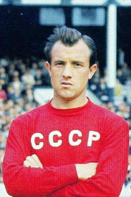 Иллюстрация к книге — Мяч круглый, поле скользкое [i_008.jpg]