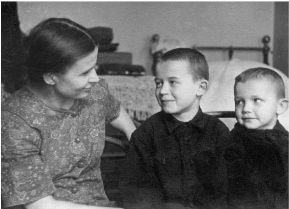 Иллюстрация к книге — Далёкие милые были [i_015.jpg]