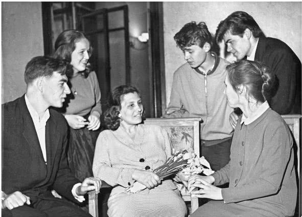 Иллюстрация к книге — Далёкие милые были [i_020.jpg]