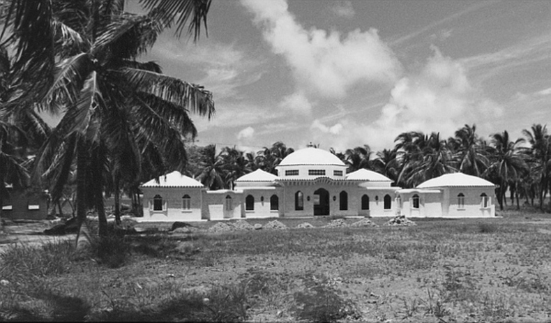 Иллюстрация к книге — Фрейлина. Моя невероятная жизнь в тени Королевы [i_008.jpg]