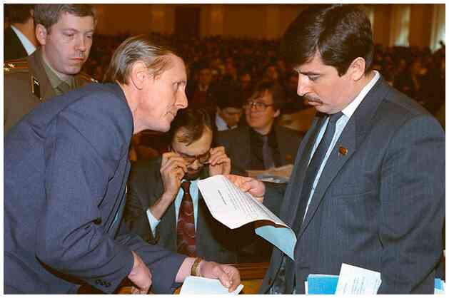 Иллюстрация к книге — Как я написал Конституцию эпохи Ельцина и Путина [i_015.jpg]