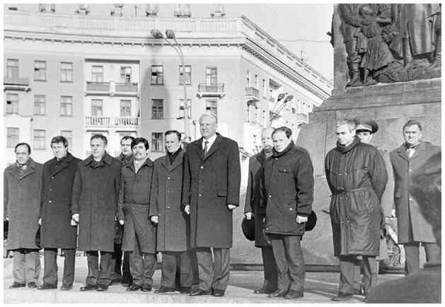 Иллюстрация к книге — Как я написал Конституцию эпохи Ельцина и Путина [i_017.jpg]