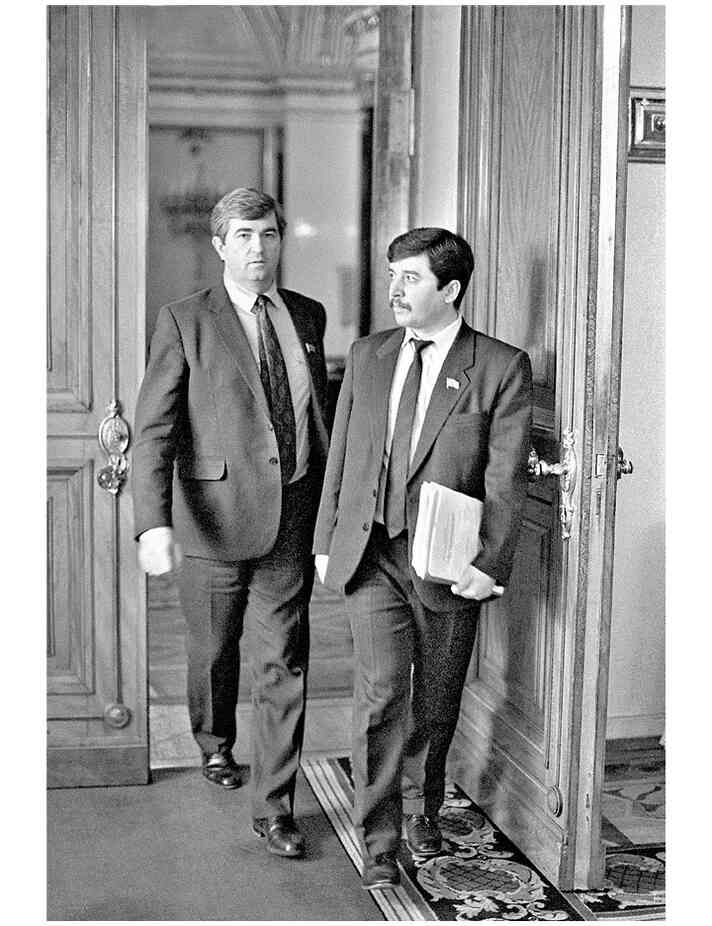 Иллюстрация к книге — Как я написал Конституцию эпохи Ельцина и Путина [i_023.jpg]