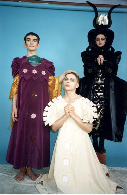 Иллюстрация к книге — Искусство кройки и житья. История искусства в газете, 1994–2019 [b00000054.jpg]