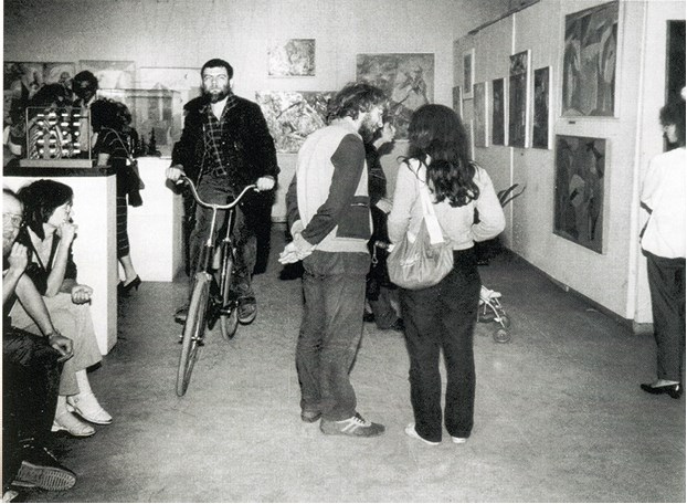 Иллюстрация к книге — Искусство кройки и житья. История искусства в газете, 1994–2019 [b00000062.jpg]