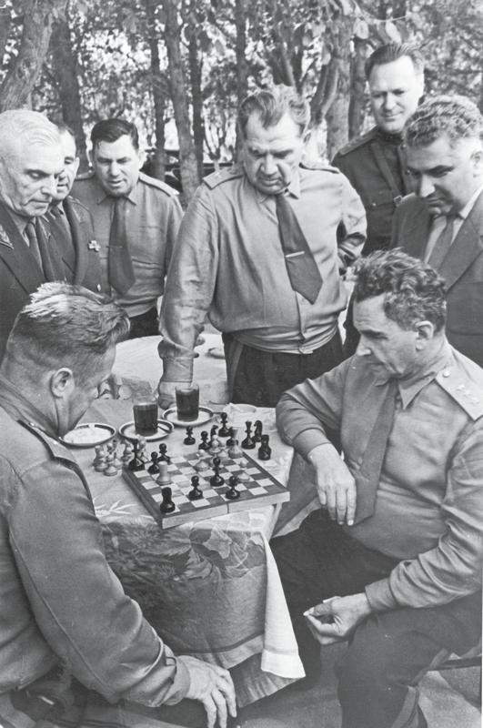 Иллюстрация к книге — От Сталинграда до Берлина. Воспоминания командующего [i_030.jpg]