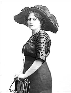 Иллюстрация к книге — Любовь в Серебряном веке. Истории о музах и женах русских поэтов и писателей. Радости и переживания, испытания и трагедии… [i_025.jpg]