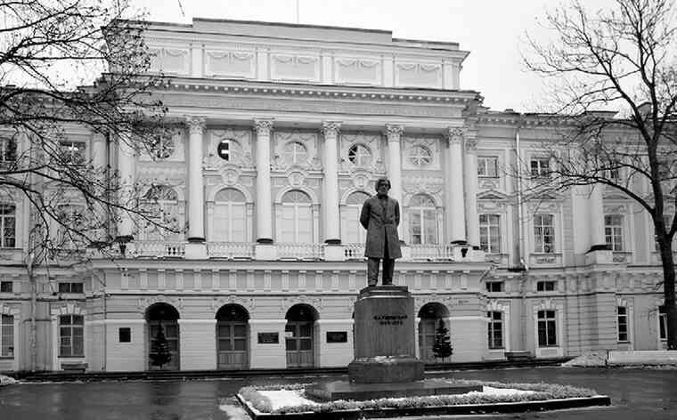 Иллюстрация к книге — Фавориты императорского двора. От Василия Голицына до Матильды Кшесинской [i_123.jpg]