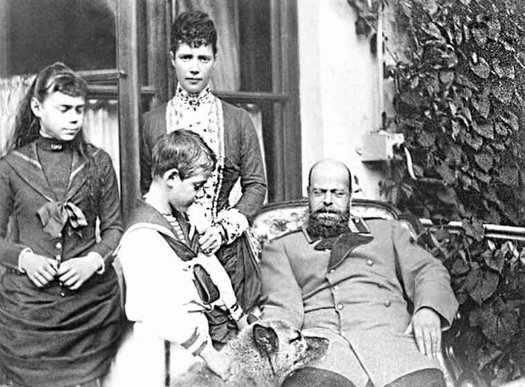 Иллюстрация к книге — Фавориты императорского двора. От Василия Голицына до Матильды Кшесинской [i_181.jpg]