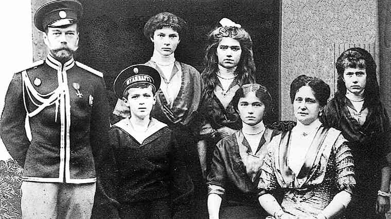 Иллюстрация к книге — Фавориты императорского двора. От Василия Голицына до Матильды Кшесинской [i_221.jpg]