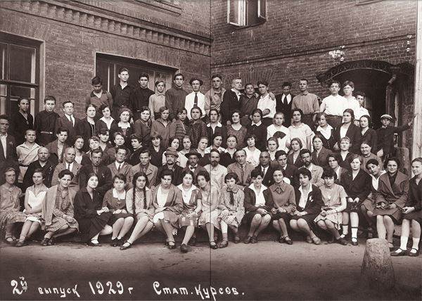 Иллюстрация к книге — Дневник длиною в жизнь. История одной судьбы, в которой две войны и много мира. 1916–1991 [i_013.jpg]