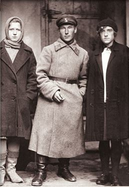 Иллюстрация к книге — Дневник длиною в жизнь. История одной судьбы, в которой две войны и много мира. 1916–1991 [i_015.jpg]