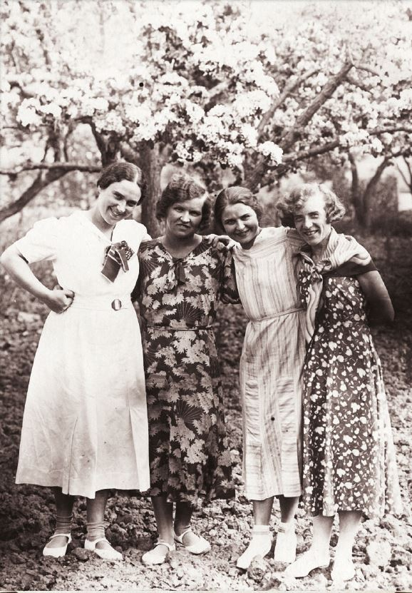 Иллюстрация к книге — Дневник длиною в жизнь. История одной судьбы, в которой две войны и много мира. 1916–1991 [i_017.jpg]