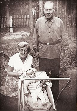 Иллюстрация к книге — Дневник длиною в жизнь. История одной судьбы, в которой две войны и много мира. 1916–1991 [i_026.jpg]