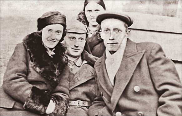 Иллюстрация к книге — Дневник длиною в жизнь. История одной судьбы, в которой две войны и много мира. 1916–1991 [i_047.jpg]