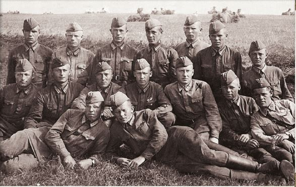 Иллюстрация к книге — Дневник длиною в жизнь. История одной судьбы, в которой две войны и много мира. 1916–1991 [i_061.jpg]