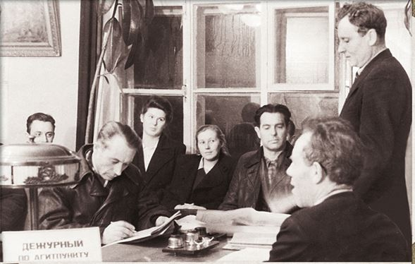 Иллюстрация к книге — Дневник длиною в жизнь. История одной судьбы, в которой две войны и много мира. 1916–1991 [i_063.jpg]