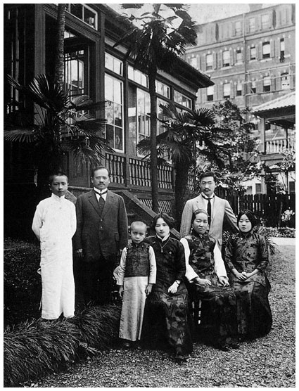 Иллюстрация к книге — Старшая сестра, Младшая сестра, Красная сестра. Три женщины в сердце Китая ХХ века [i_012.jpg]