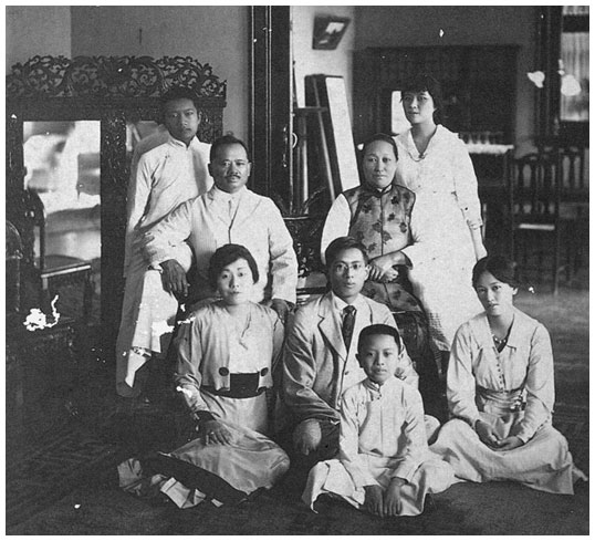 Иллюстрация к книге — Старшая сестра, Младшая сестра, Красная сестра. Три женщины в сердце Китая ХХ века [i_013.jpg]