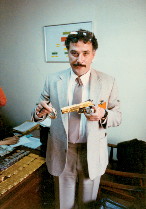 Иллюстрация к книге — Охотники на людей: как мы поймали Пабло Эскобара [i_017.jpg]