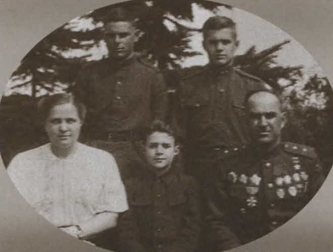 Иллюстрация к книге — Герои Сталинградской битвы [i_051.jpg]