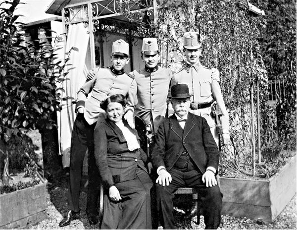 Иллюстрация к книге — Утраченное кафе «У Шиндлеров». История Холокоста и судьба одной австро-венгерской семьи [i_021.jpg]