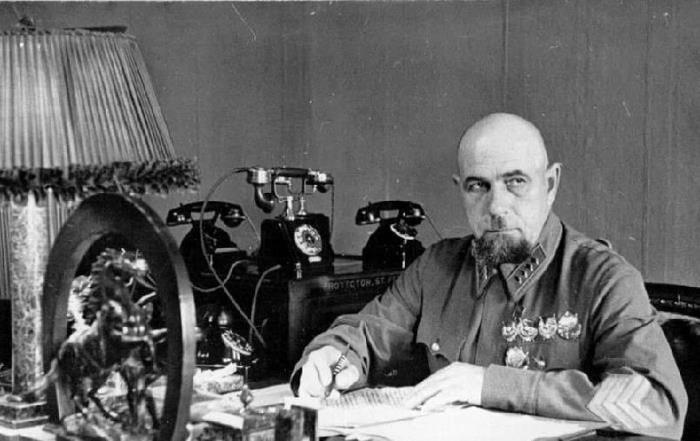 Иллюстрация к книге — Павел Дыбенко. Пуля в затылок в конце коридора [i_007.jpg]