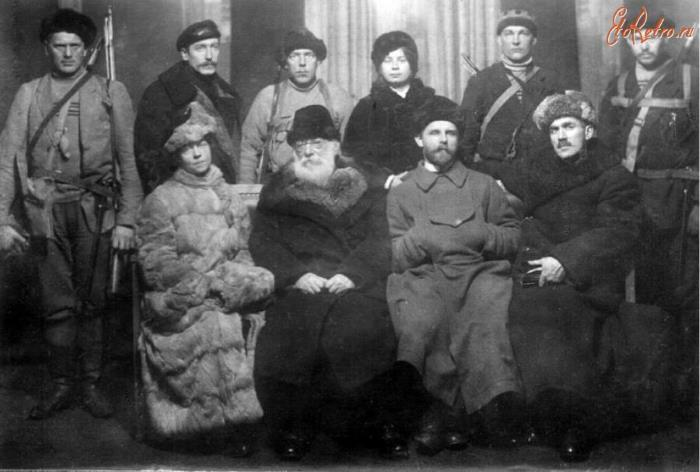 Иллюстрация к книге — Павел Дыбенко. Пуля в затылок в конце коридора [i_009.jpg]