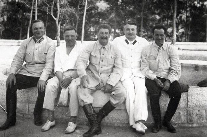 Иллюстрация к книге — Павел Дыбенко. Пуля в затылок в конце коридора [i_014.jpg]