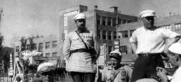 Иллюстрация к книге — Павел Дыбенко. Пуля в затылок в конце коридора [i_016.jpg]