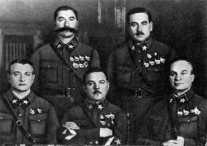 Иллюстрация к книге — Павел Дыбенко. Пуля в затылок в конце коридора [i_020.jpg]