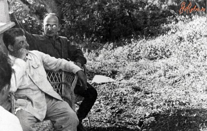 Иллюстрация к книге — Павел Дыбенко. Пуля в затылок в конце коридора [i_025.jpg]