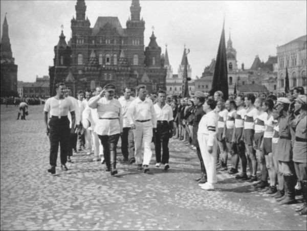 Иллюстрация к книге — За фасадом сталинской конституции. Советский парламент от Калинина до Громыко [i_013.jpg]