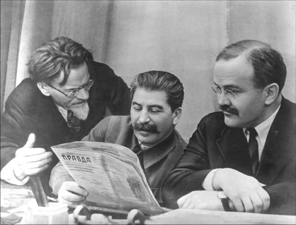 Иллюстрация к книге — За фасадом сталинской конституции. Советский парламент от Калинина до Громыко [i_015.jpg]