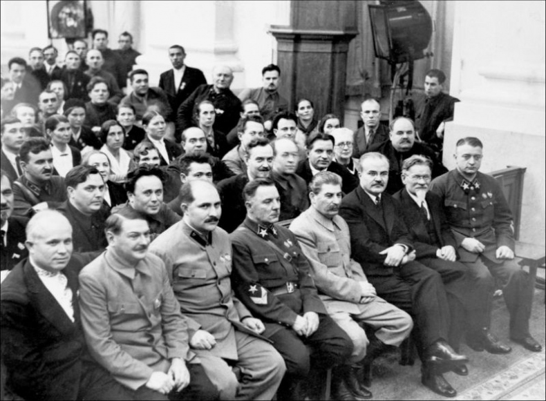 Иллюстрация к книге — За фасадом сталинской конституции. Советский парламент от Калинина до Громыко [i_019.jpg]