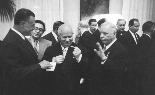 Иллюстрация к книге — За фасадом сталинской конституции. Советский парламент от Калинина до Громыко [i_024.jpg]