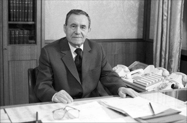 Иллюстрация к книге — За фасадом сталинской конституции. Советский парламент от Калинина до Громыко [i_030.jpg]