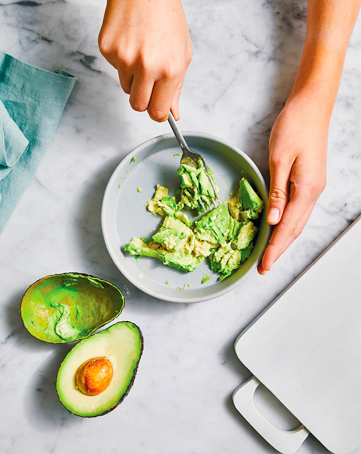 Иллюстрация к книге — Авокадо, хлеб, яйцо. 100 простых рецептов, которые помогут тебе стать звездой на кухне [i_004.jpg]