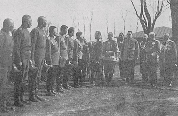 Иллюстрация к книге — В царской ставке [i_024.jpg]